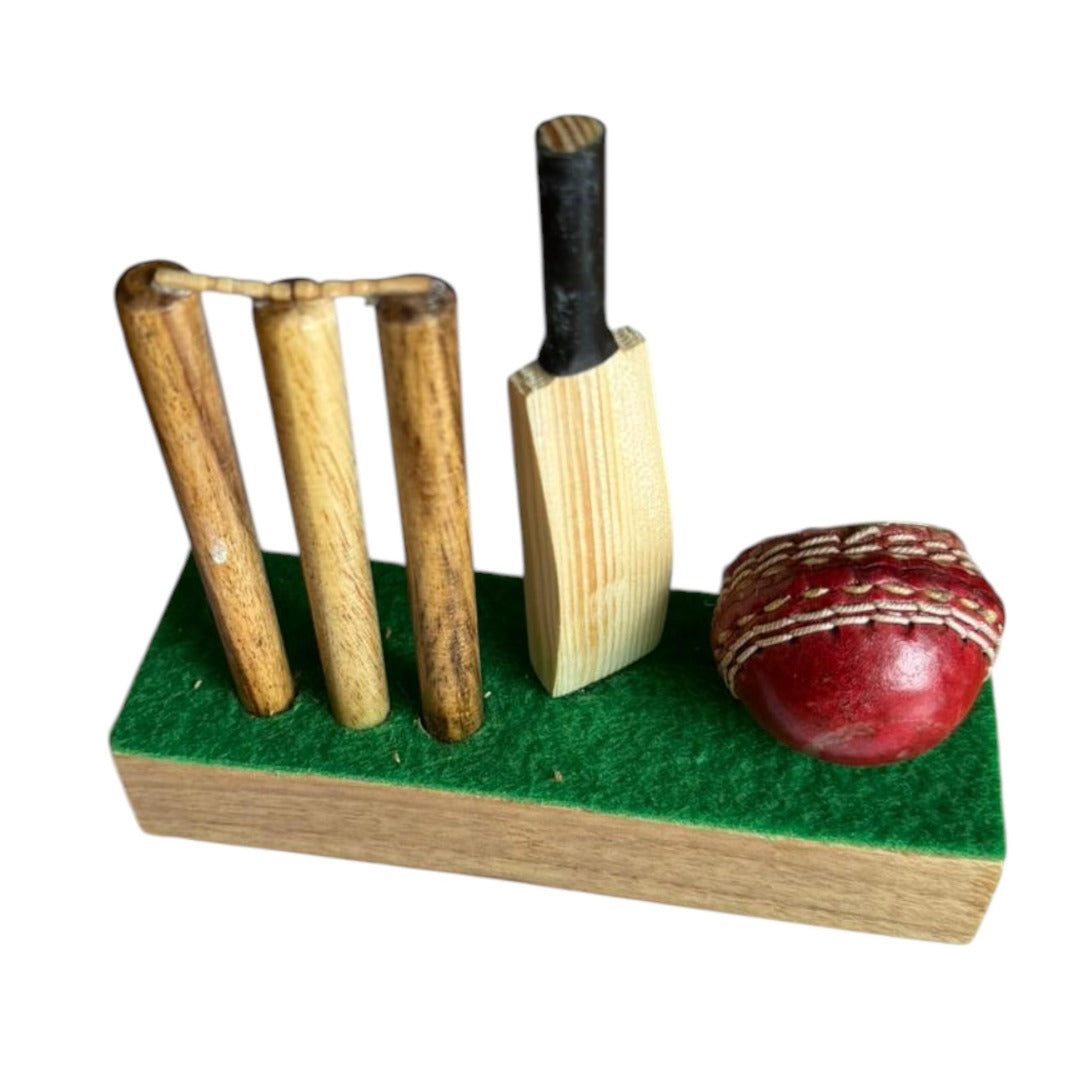 CRICKET-GIFTS Desktop Clock with Pen or Pencil Stand